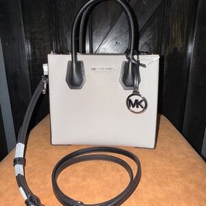 NWT Michael Kors Mercer Medium Pebbled Leather Crossbody Bag Pearl Grey/Black